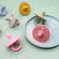 Vente en gros de sucettes douces de qualité alimentaire personnalisées en silicone sans BPA pour bébé