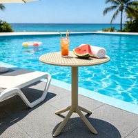 Table d'extérieur avec trous de drainage pour l'évacuation des eaux de pluie, table d'appoint ronde en plastique facile à nettoyer, base stable à 4 points pour patio et pelouse
