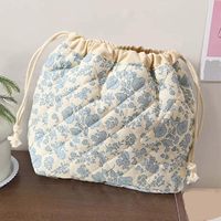 Pochette de maquillage de voyage à fleurs bleu clair personnalisée sac à cosmétiques grande capacité sac à maquillage en coton matelassé avec cordon de serrage avec doublure en toile
