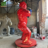 Statue de gorille rouge en fibre de verre personnalisée de 300 cm de haut avec cœur bleu, sculpture de personnage de film célèbre en résine