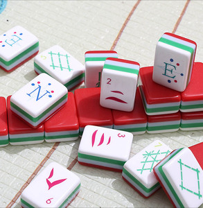 Juego de Mahjong Americano de Cuatro Capas con 160 Fichas Acrílicas Rojas, Diseño Acrílico, Fichas de Mahjong para Noches de Juego - Product Image 1