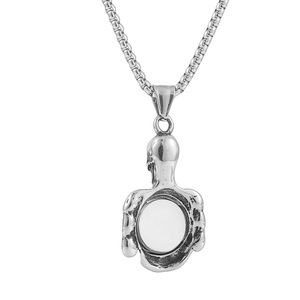 Pendentif squelette avec incrustation d'œil rouge, ton argenté, en acier inoxydable, breloque à thème pour homme 19006 - Product Image 3
