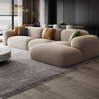 Canapé modulaire sectionnel moderne en tissu velours crème doux avec dossier bas et accoudoirs arrondis, mobilier de salon pour hôtel et maison