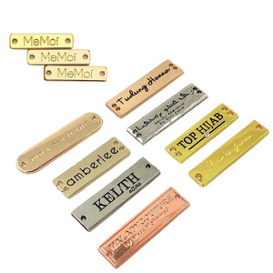 Tùy Chỉnh Thư Quần Áo Phụ Kiện Nhãn Kẽm Hợp Kim Nhãn Hiệu Quần Áo Logo Tên Nơi Die Cast Kim Loại Logo Nhãn - Product Image 1