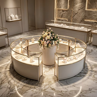 Vitrine de présentation de bijoux haut de gamme, modulaire, ronde, sur mesure, avec bordure en métal doré et vitrine combinée en verre incurvé