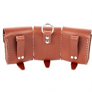 Organizador de Cuero Marrón Artesanal Hecho a Mano con Múltiples Compartimentos, Bolsa Triple para Cinturón, Accesorio para Reenactamiento Histórico - Product Image 2