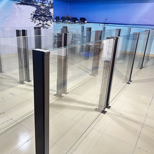 Balustrade en verre <span class=keywords><strong>et</strong></span> aluminium rétractable réglable au design moderne pour hôtels <span class=keywords><strong>et</strong></span> restaurants - Product Image 2