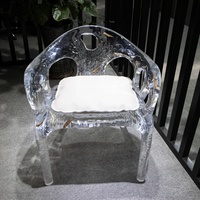 Fauteuil en résine transparente à texture de glace craquelée artistique, facile à nettoyer pour les intérieurs haut de gamme