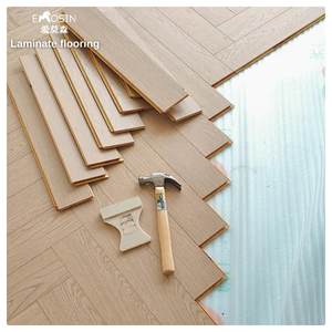 Venta al por mayor barato Chevron efecto AC3 AC4 <span class=keywords><strong>AC5</strong></span> 8mm 12mm blanco gris roble madera espiga suelo laminado - Product Image 1