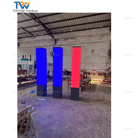 Table de diffusion pour studio de télévision au design moderne en bois laqué avec éclairage LED et décoration murale