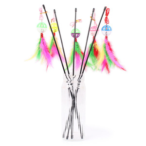 Großhandel lustige Katze Teaser Stick bunte Kunststoff Bell Balls mit langen nachhaltigen Tier feder Cartoon-Stil Spielzeug für Katzen spielen - Product Image 3