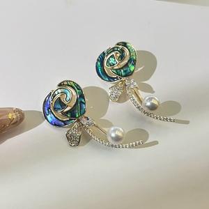 เข็มกลัดดอกกุหลาบระดับไฮเอนด์ ประดับมุกหลากสี ใช้งานได้หลากหลาย ทั้งเป็นเข็มกลัดติดเสื้อและสร้อยคอสำหรับผู้หญิง - Product Image 2