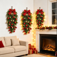 Couronne de Noël en forme de larme, vente en gros d'usine, guirlande artificielle en pin avec baies rouges, clochettes dorées et nœud, décoration murale pour porte d'entrée de Noël