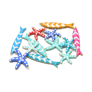 Amuleto Marino de Pez Largo con Esmalte de Doble Cara |   Colgante de Acero Inoxidable Chapado en Oro PVD con Diseño de Océano para la Creación de Joyas, Pulseras y Collares - Product Image 5