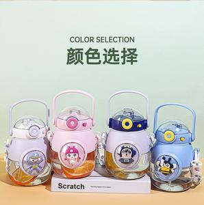 Botella de Agua para Bebés de Gran Capacidad con Diseño de Cápsula Espacial de 900 ml, con Pajita, Accesorio de Bebida de Plástico con Dibujos Animados para Niños - Product Image 1