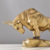 Großhandel moderne Luxus Harz Bull Gold Dekor Harz Ochsen Gold Bull Figur Statue für Home Decoration Fengshui Bullish Theme Art