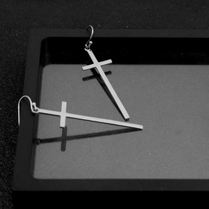 Boucles d'oreilles pendantes croix en argent plaqué, design de niche populaire, luxe léger, unisexe, en acier inoxydable, bijoux de mode, vente en gros - Product Image 2