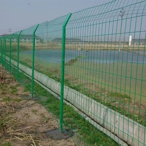 Panel de Malla de Alambre Soldada Bilateral Recubierta de PVC Verde con Poste para Cercas de Seguridad en Granjas, Estanques de Peces y Huertos - Product Image 4