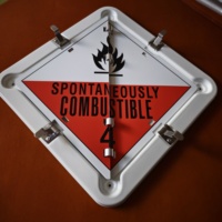 Système de plaques rabattables 8 Legend Hazmat pour remorques Système de plaques rabattables 8 Legend pour remorques 4 coins coupés