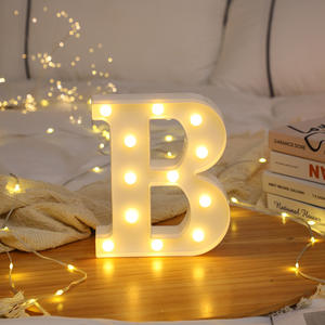 Lettere LED Decorative 'A' Bianche, 26 Lettere Alfabetiche Luminose a Batteria per Compleanni, Natale, Serate di Gala, Lauree - Product Image 2