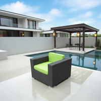 Ensemble de canapé d'extérieur en rotin noir | Table en verre en forme de L, coussin blanc/beige avec poufs cachés | Utilisation du stockage sur la terrasse au bord de la piscine