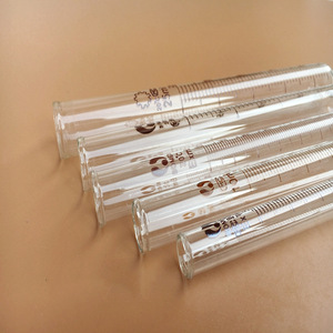 หลอดทดลองแก้วแบบมีขีดบอกปริมาตร ยี่ห้อไท่โจว เจี้ยนจุน เมดิคอล ซัพพลายส์ ขนาด 2 มล. 5 มล. 10 มล. 15 มล. 20 มล. 25 มล. 50 มล. 100 มล. สำหรับใช้ในห้องปฏิบัติการ - Product Image 1