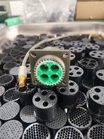 Connecteur Circulaire D3899920WF18SN en Laiton Plaqué Or, Conception Robuste pour Environnements Difficiles, Applications Automobiles, Terminal à Souder