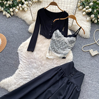 Ensemble 3 pièces minimaliste pour femme : cardigan court à manches longues, camisole en dentelle et pantalon ample taille haute – Tenue décontractée d'automne