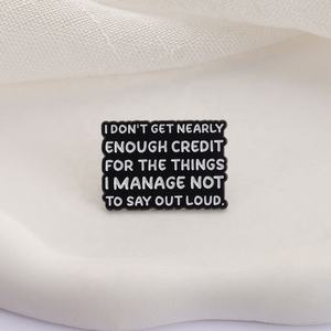 Pin de Restricción <span class=keywords><strong>Social</strong></span> con la Frase 'No Obtengo el Atributo que se Debe a las Personas que No Dijeron Nada', Diseño Minimalista en Blanco y Negro para Amantes de la Autoironía - Product Image 3