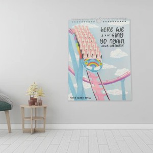 Calendario da Parete Divertente 2027 - "Ecco che Iniziiamo di Nuovo" con Illustrazioni di Montagne Russe, Agenda a Spirale per Arredamento Casa e Ufficio - Product Image 3