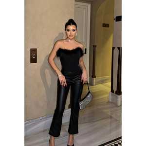 Top court sans bretelles avec détail plumes noires, robes de soirée élégantes - Product Image 5