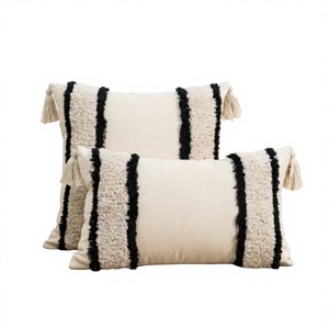 Housse de coussin bohème unique et capitonnée pour salon, décoration intérieure, personnalisable avec un design sur mesure, coussin bohème de INDIAN TEXTILES H/L - Product Image 1