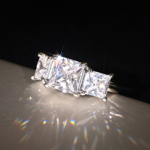 Anello alla Moda con Disposizione Quadrata, Elegante Accessorio da Sera per Donna, Stile Lussuoso per Uso Quotidiano - Product Image 6