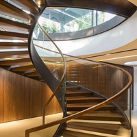 Système d'escalier contemporain de luxe pour la maison avec garde-corps en verre trempé et marches en bois massif, escalier en colimaçon en bois