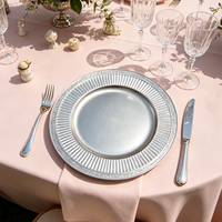 Assiettes de présentation de luxe réutilisables en plastique PP de style américain, gaufrées, non toxiques et durables, pour événements et mariages