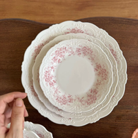 Ensemble de tasses et d'assiettes en céramique à imprimé floral rose baroque européen avec un design en dentelle en relief, ensemble d'assiettes à dîner vintage pour mariage