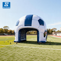 Tunnel géant gonflable en forme de casque de football, arche d'entrée gonflable pour événements sportifs et publicité