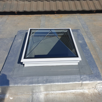 Fenêtre de toit fixe moderne en aluminium pour la ventilation, idéale pour les greniers, salles de bain, chambres et projets de construction.