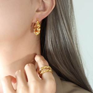 Pendiente Huggie trenzado chapado en oro de 18 quilates con forma de tornillo de acero inoxidable pulido alto para mujer - Product Image 5