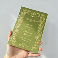Carte d'invitation de mariage en velours vert sauge avec motif floral doré, monogramme personnalisé, texte espagnol, papier de luxe, invitation de mariage sur le thème du jardin