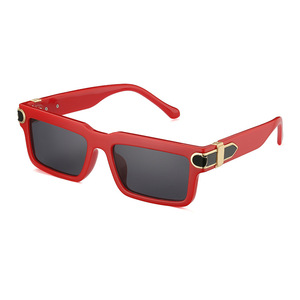 Lunettes de soleil carrées tendance noires unisexes avec verres PC UV400 pour la protection solaire, idéales pour les voyages et la conduite - Product Image 3