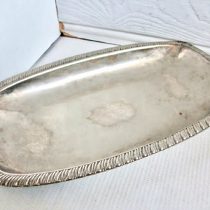 Plateau de service rectangulaire vintage plaqué argent, plateau gravé à motifs festonnés avec bordure à volutes, plateau de vanité gravé à motifs festonnés - Product Image 1