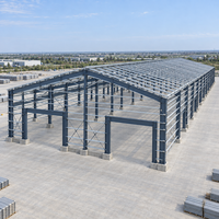 Grand entrepôt logistique en acier pour le commerce électronique avec panneaux isolants, portes à chargement espacé et espace de stockage clair