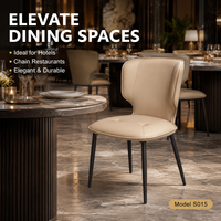 Chaise de salle à manger ergonomique moderne à dossier incurvé, assise en cuir beige rembourrée avec pieds en métal noir pour hôtel et restaurant