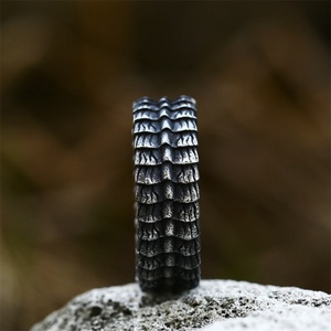 Anillos de Aro Sencillos y Modernos de Acero Inoxidable con Diseño de Escamas de Dragón para Hombre - Product Image 2