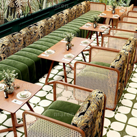 Thailändisches Restaurant-Möbelset im Modernen Stil: Holztische und -stühle für Kaffeehäuser, Teelokale und Cafeterias, Rattan-Sitzgarnitur mit Sofa