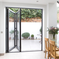 Portes pliantes modernes Clearview à 4 panneaux, résistantes aux chocs, en aluminium extérieur avec cadre à rupture de pont thermique et verre Low-E