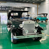 Voiture électrique rétro classique noire tendance avec auvent noir, carrosserie rétro brillante, conduite éco-responsable et personnalisable avec photo