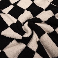Plaid en velours tricoté à carreaux, ultra doux et chaud, structure pliable, tissu lavable pour une utilisation sur canapé toute saison.