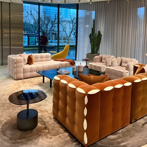 Sofá Seccional de Lujo Moderno Estilo Chesterfield con Tapicería Suave y Diseño de Borde de Burbujas para Centro Comercial, Hotel, Villa, Entrada y Sala de Estar - Product Image 1
